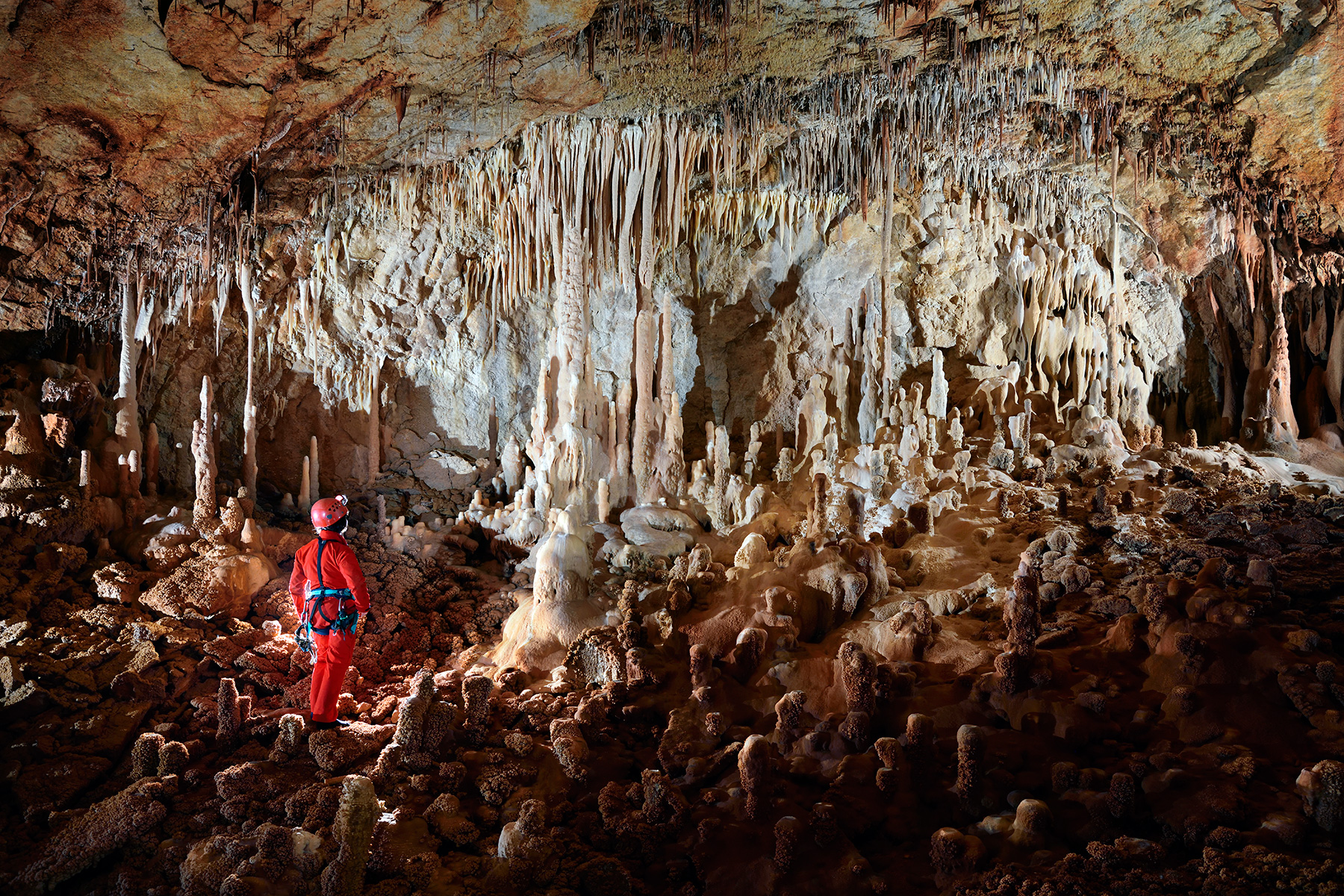 Grotte Emeraude (Gard) - Ensemble de concrétions dans la première salle 